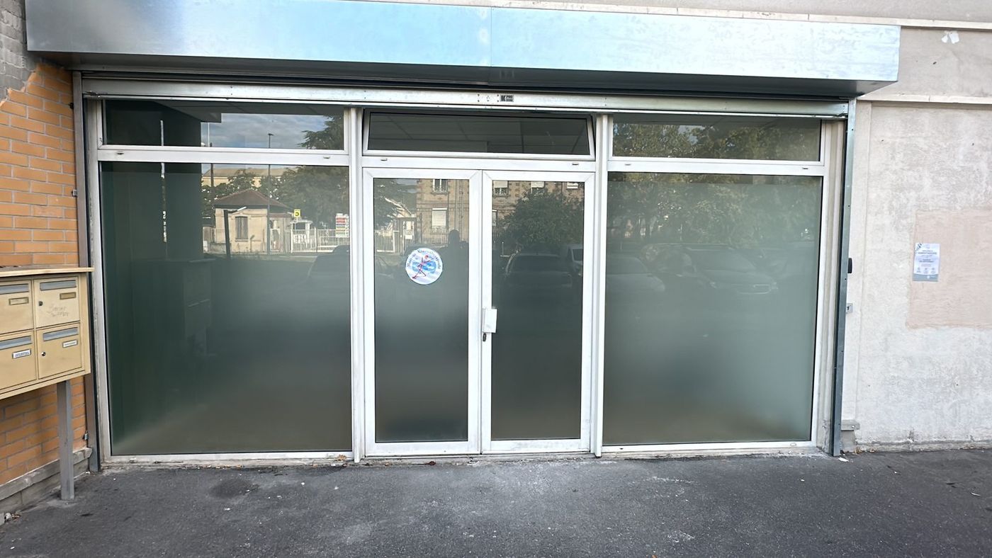 Devanture vitrée du cabinet avec sa porte d'entrée de plain-pied